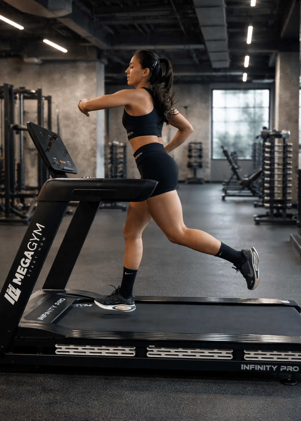 Esteira Profissional Infinity Pro | 25 km/h | Suporta 200 kg | Motor AC 6 HPP | Inclinação Automática com 25 Níveis - MegaGym