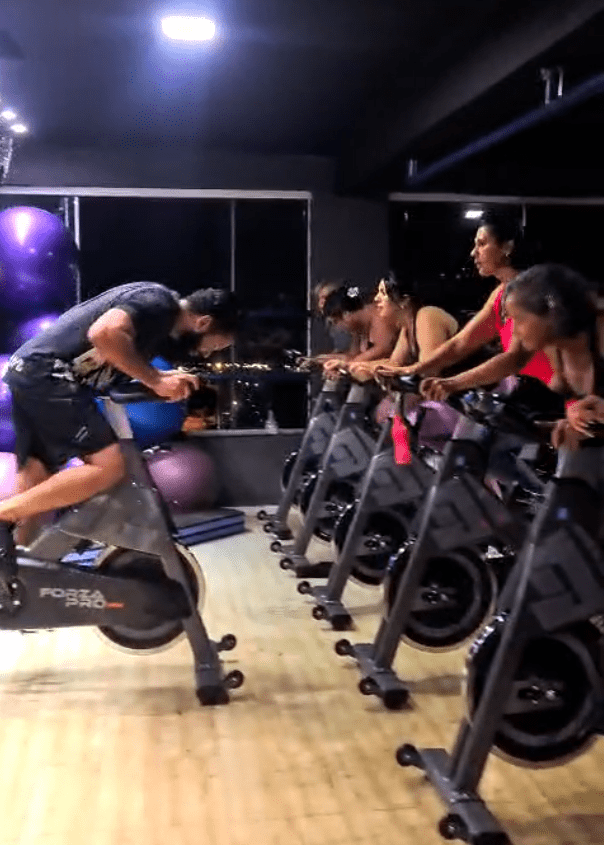 Bike Profissional Magnética Forza Pro 20K | Com Monitor Digital | Resistência Magnética | Disco de Inercia 18Kg | Suporta 170Kg - MegaGym